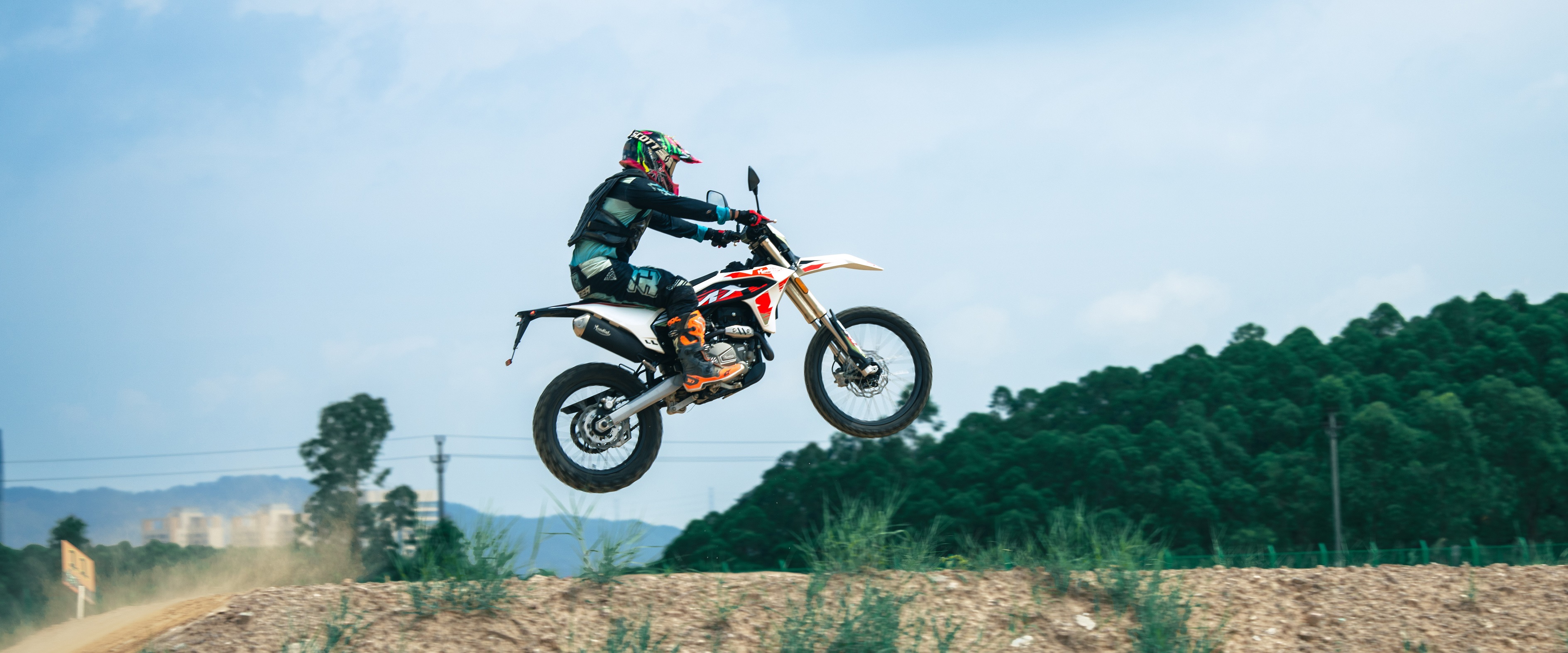 Mondial SMX300 Enduro 规格细目：发动机输出、悬架和底盘